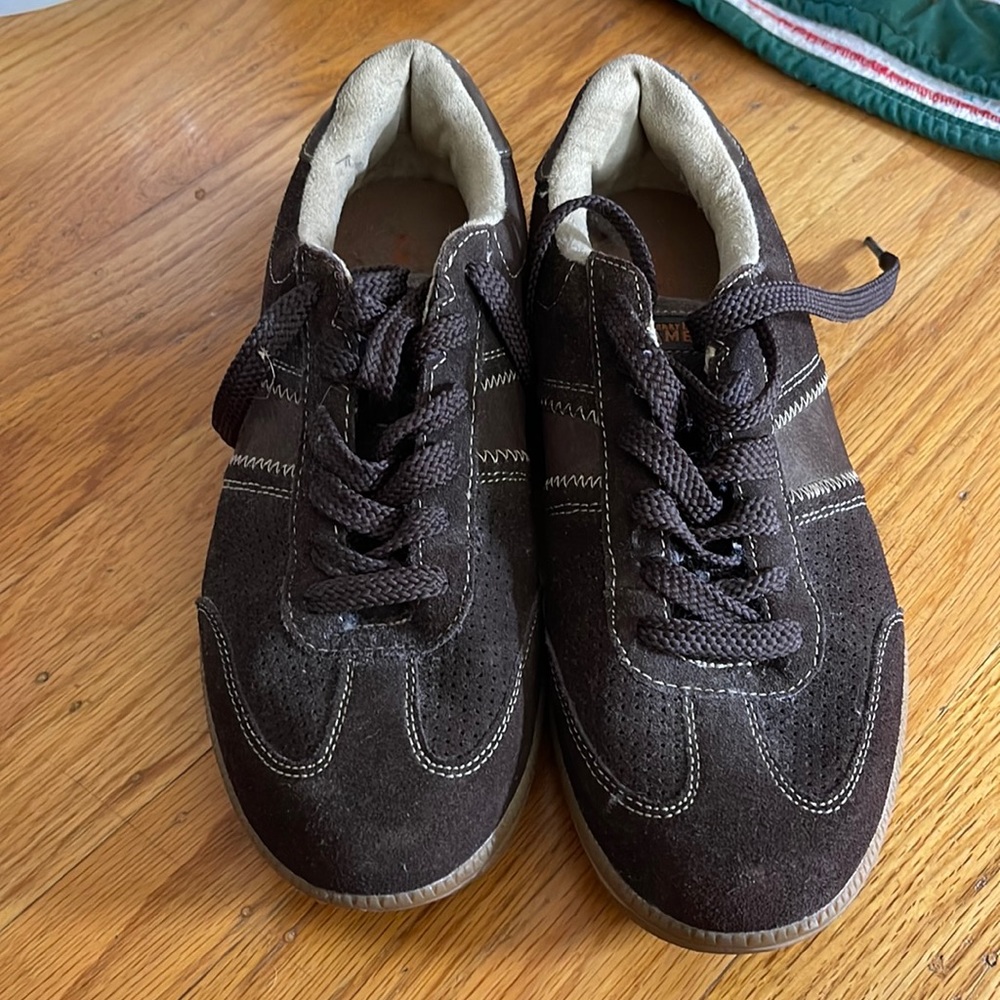 Brown mens causal shoes. Perry Ellis size 9.